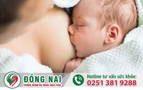 Cho trẻ bú sớm để phòng bế sản dịch sau sinh