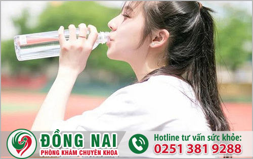 Uống đủ 2 lít nước mỗi ngày để cân bằng nội tiết tố tuổi dậy thì