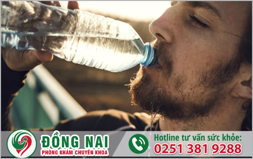 Do nam giới uống ít nước khiến cơ thể thiếu nước gây sỏi đường tiết niệu